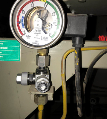 SF6密度繼電器三通閥接頭安裝現(xiàn)場 220KV
